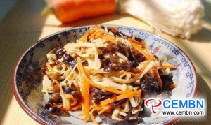 검은 곰팡이와 당근이 든 튀김 에노 키 버섯