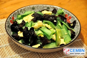 Recept: roerei met komkommer en zwarte schimmel