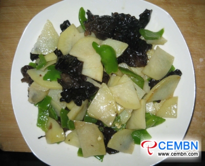 Rezept für Fitness: Gebratener schwarzer Pilz mit Kartoffeln und grünem Pfeffer