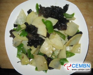 Receta para la aptitud: hongo negro frito con patata y pimiento verde