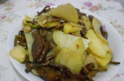 Recipe: Fried sliced potato with Agrocybe cylindracea