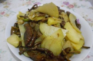 Rezept: Gebratene geschnittene Kartoffel mit Agrocybe cylindracea