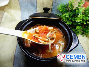 Рецепт: Томатний суп з устрицями та коричневими грибами Шимедзі
