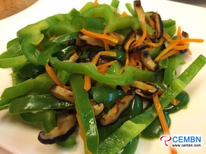 Ricetta dei funghi verdi: funghi shiitake fritti con peperone verde e carota