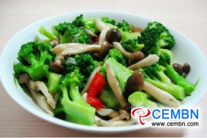 Ricetta: funghi Shimeji fritti marroni con broccoli