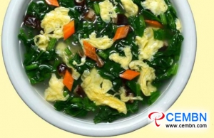 最新消息简单饮食：香菇汤配菠菜和鸡蛋