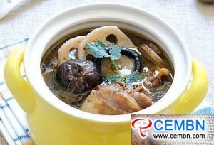 Zuppa di pollo in umido con funghi shiitake e radice di loto