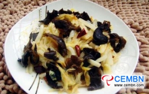 레저 급식을위한 일반 버섯 조리법 : 양배추와 튀긴 검은 균류