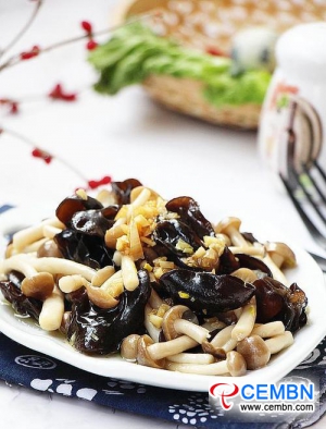 Recept: Roergebakken bruine Shimeji-paddenstoel en zwarte schimmel in knoflooksmaak