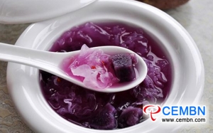 紫色のジャガイモと白い菌類の抗がんとアンチエイジングの濃いスープ