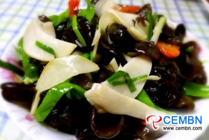 Mange idéal pour perdre du poids: champignon noir frit avec champignon Eryngii