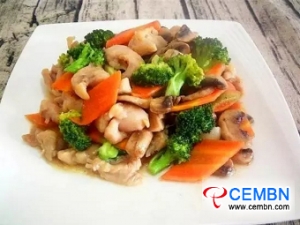 华丽的食谱：红烧蘑菇配鸡腿和蔬菜