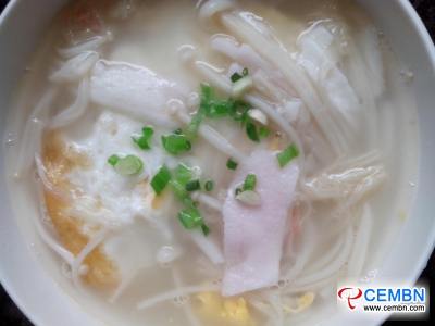 Recipe: Egg and crab meat soup topped with Enoki mushrooms
