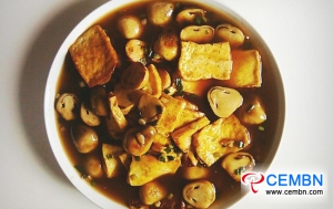 Przepis, który dobrze pasuje do ryżu: Duszone grzyby słomiane z tofu